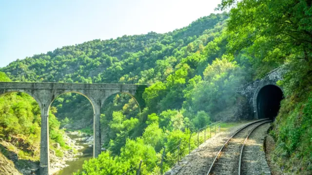 Ardèche: Franciaország rejtett természeti kincse és kalandparkja