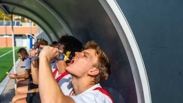 Miért állnak meg a focisták a meccs közepén? A hidratációs szünetek jelentősége