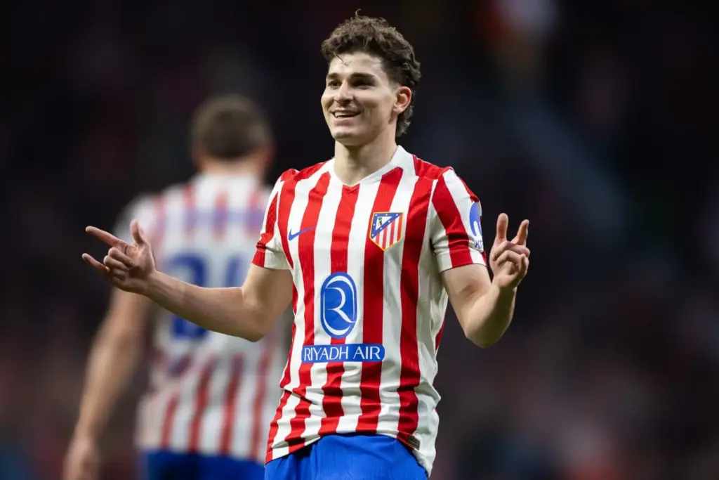 Feszültség az FC Barcelonánál: négy játékos ellenzi Julian Alvarezt