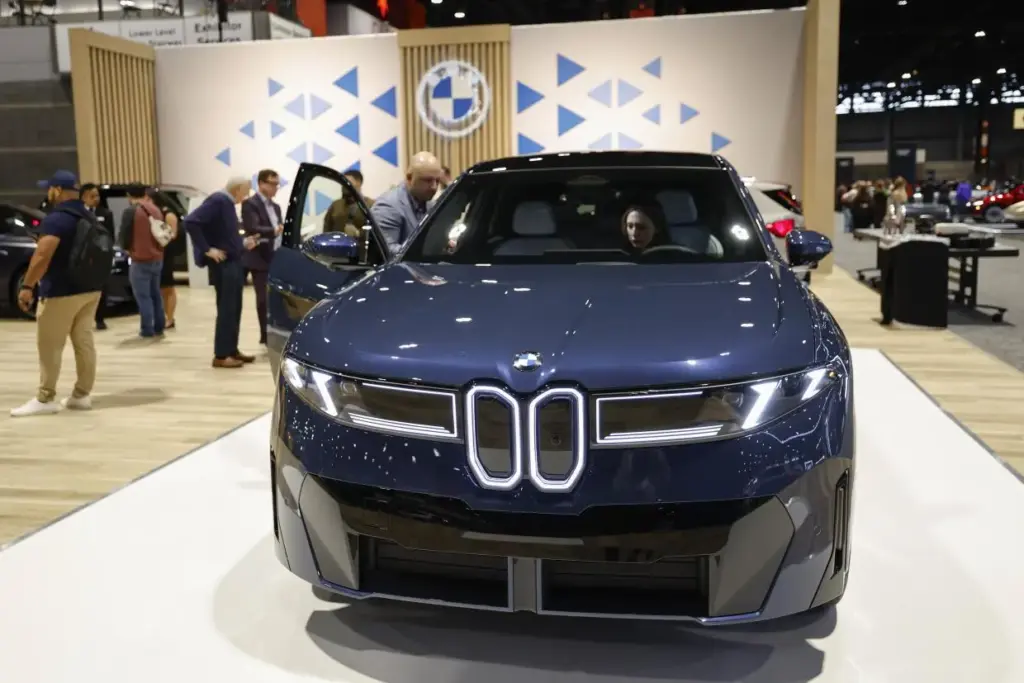 Spórolás miatt marad távol a BMW a párizsi autós seregszemlétől