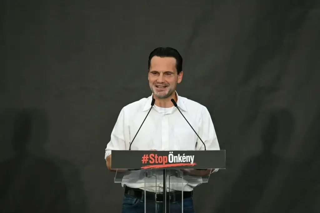 Ügyészségi nyomozók jelentek meg a Fidesz szerverközpontjában