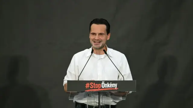 Ügyészségi nyomozók jelentek meg a Fidesz szerverközpontjában