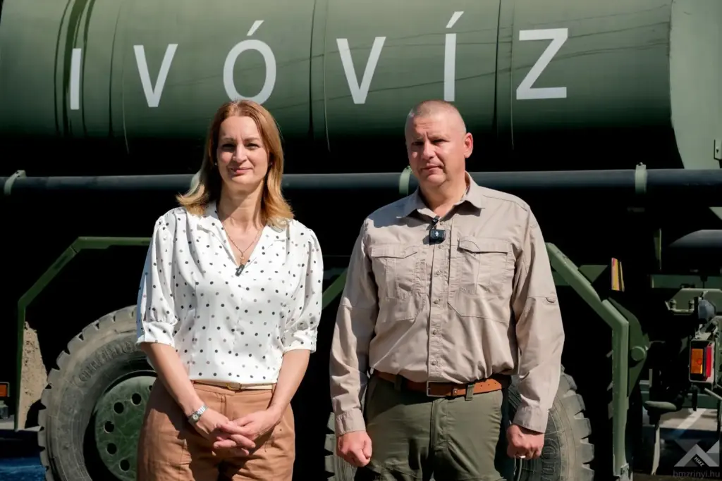 Forsthoffer Ágnes Szentendrén segítette a honvédségi vízszállítást