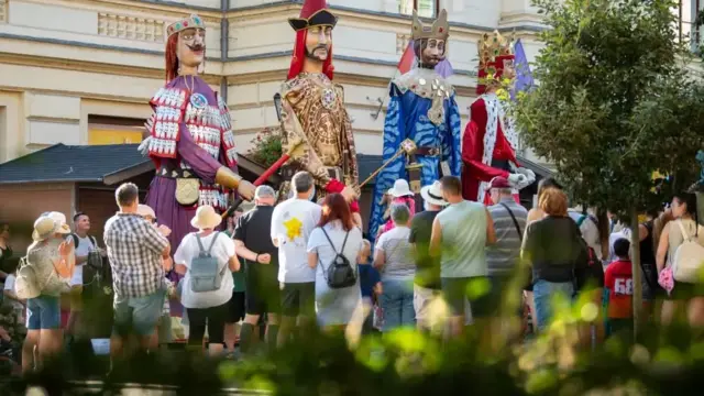 Óriásbábok búcsúztatták a hangolódást a Királyi Napok előtt Székesfehérváron