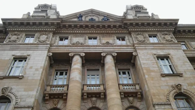 Szerdán ül össze az MNB visszaéléseit vizsgáló parlamenti bizottság