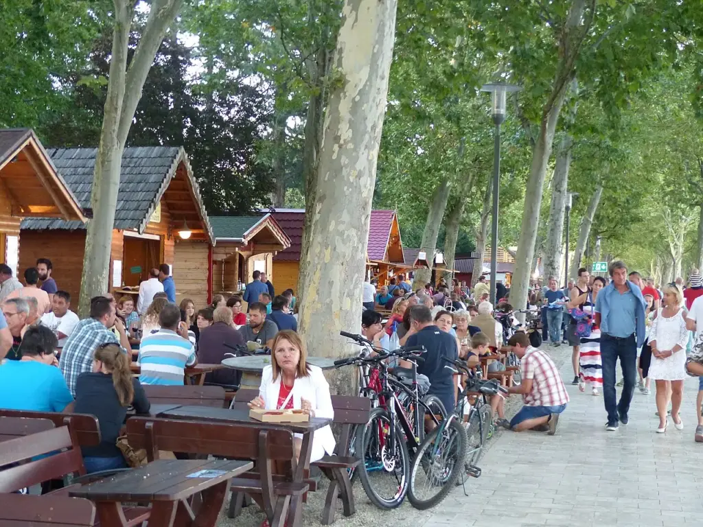 Kezdődnek a Balatonfüredi Borhetek a Tagore sétányon