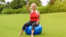 Meglepő összefüggés: miért vigyáznak kevesebbet az unokákra a fittebb nagymamák?