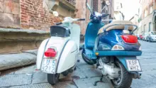 Nyolcvanéves a Vespa: hatalmas felvonulással ünnepelt Róma