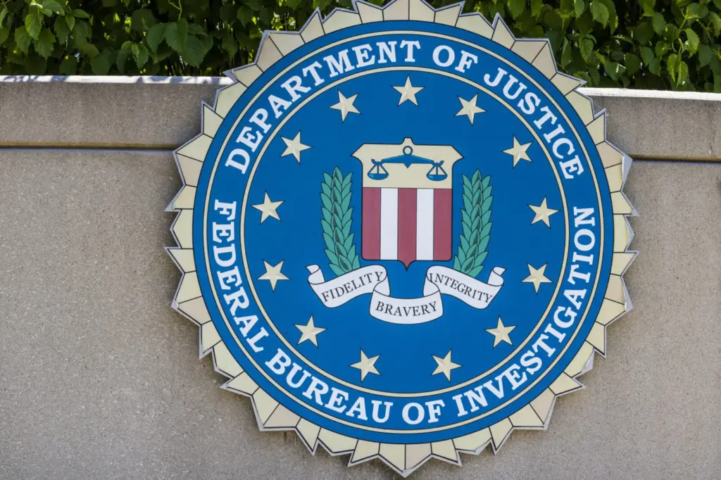 Széles körű támogatást kapnak a kirúgott FBI-ügynökök a perükben