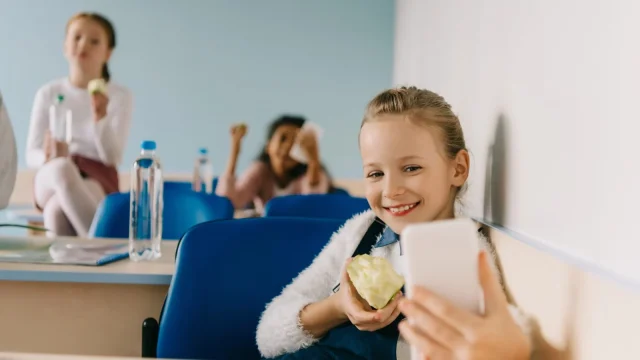 A cseh lakosság többsége támogatná a mobiltelefonok iskolai betiltását