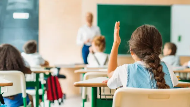 Rövidebb tanórákat és rugalmasabb napkezdést javasol az alsó tagozatosoknak a szaktárca