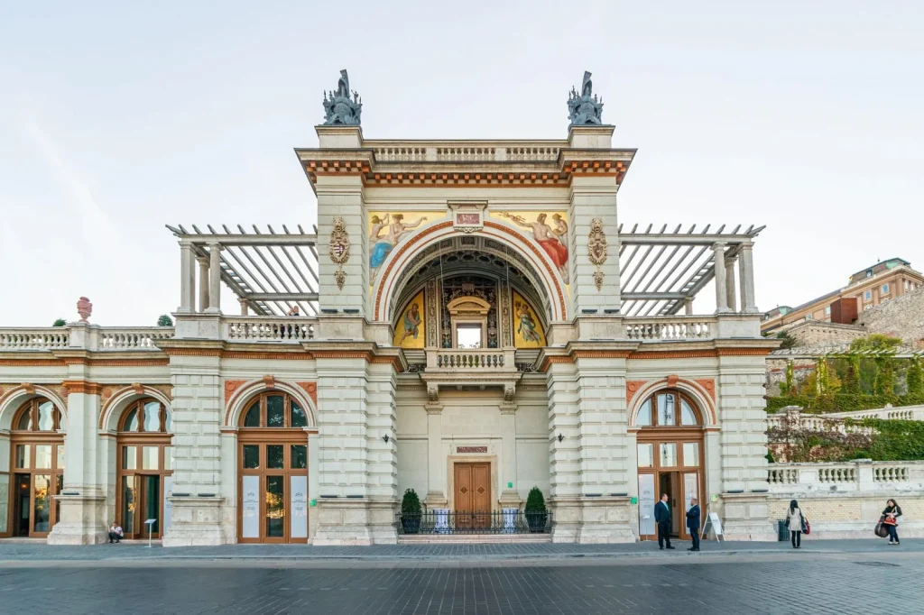 Itáliáról készült alkotásokat mutat be a Várkert Bazár szabadtéri tárlata
