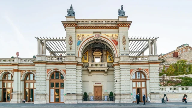 Itáliáról készült alkotásokat mutat be a Várkert Bazár szabadtéri tárlata