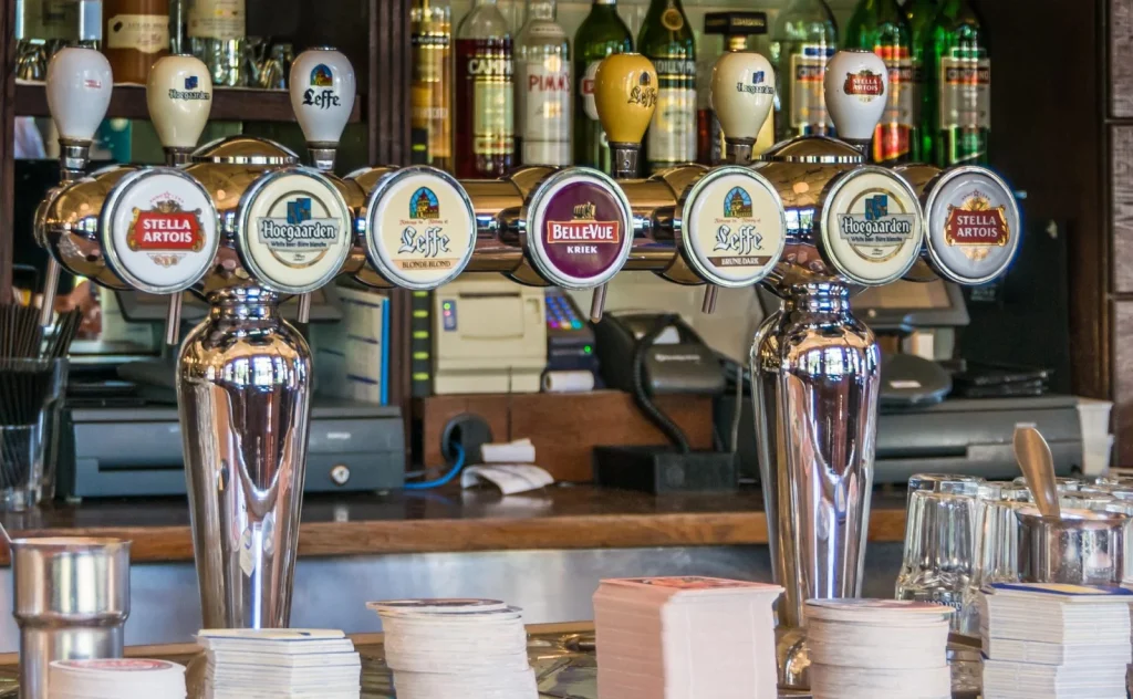 A belga sörgyártók ellenzik az alkohol káros hatásaira figyelmeztető feliratokat