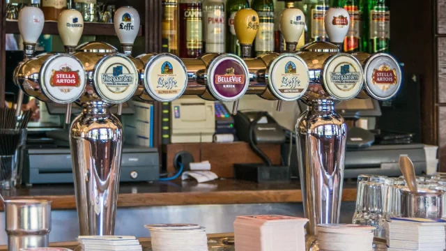 A belga sörgyártók ellenzik az alkohol káros hatásaira figyelmeztető feliratokat