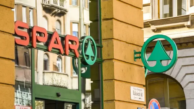 Több mint 1,8 milliárd forintos beruházással korszerűsítette három áruházát a Spar