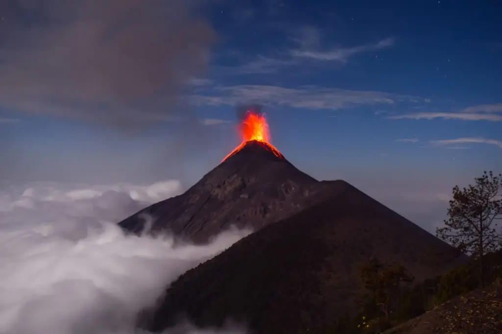 Kitört a Fuego vulkán Guatemalában: evakuálták a környékbeli falvakat