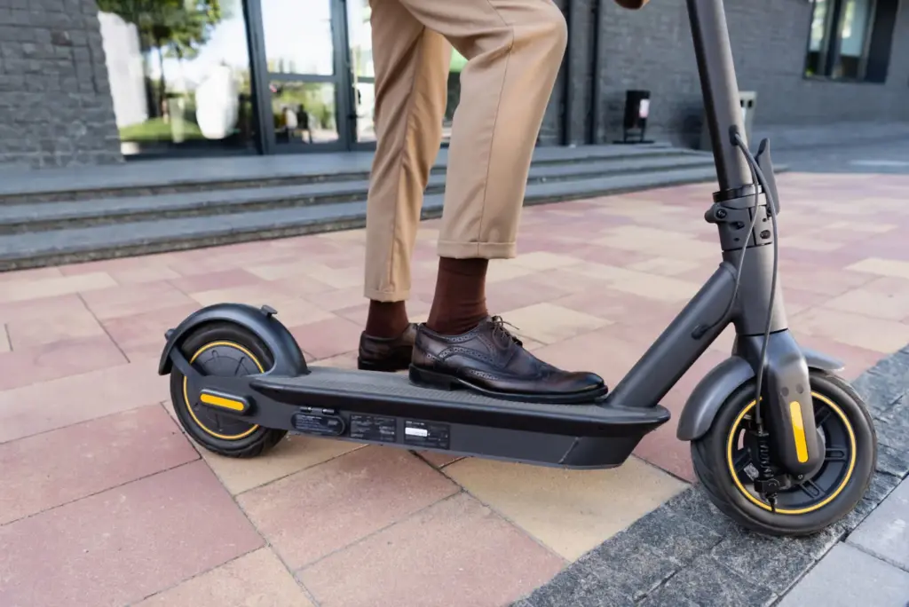 Szigorúbb szabályok Párizsban: kötelező a védőfelszerelés az elektromos rollereseknek