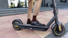 Szigorúbb szabályok Párizsban: kötelező a védőfelszerelés az elektromos rollereseknek