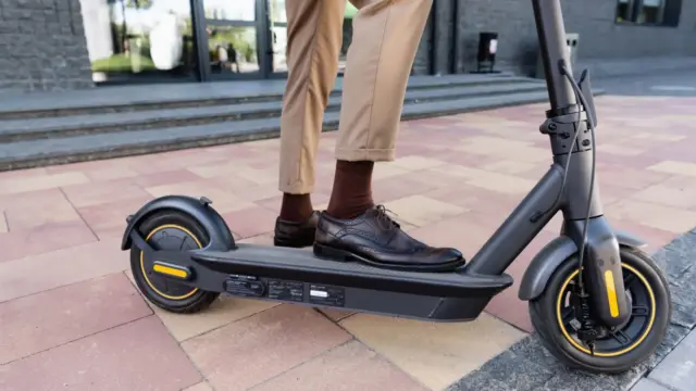 Szigorúbb szabályok Párizsban: kötelező a védőfelszerelés az elektromos rollereseknek