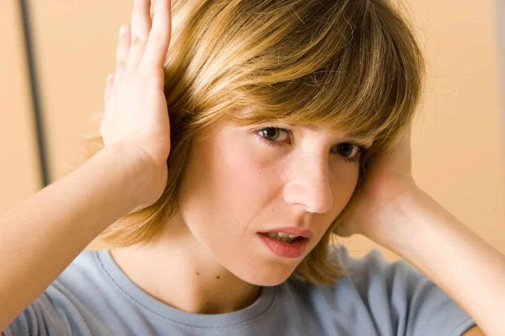 Amit a fülzúgásról tudni érdemes: Tinnitus okai, tünetei és kezelése