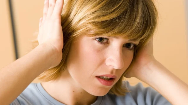 Amit a fülzúgásról tudni érdemes: Tinnitus okai, tünetei és kezelése