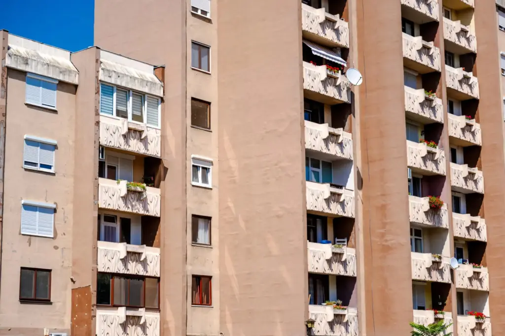 Három hónapja csökken a panellakások ára Magyarországon