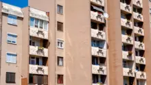 Három hónapja csökken a panellakások ára Magyarországon