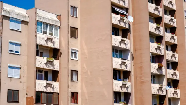 Három hónapja csökken a panellakások ára Magyarországon