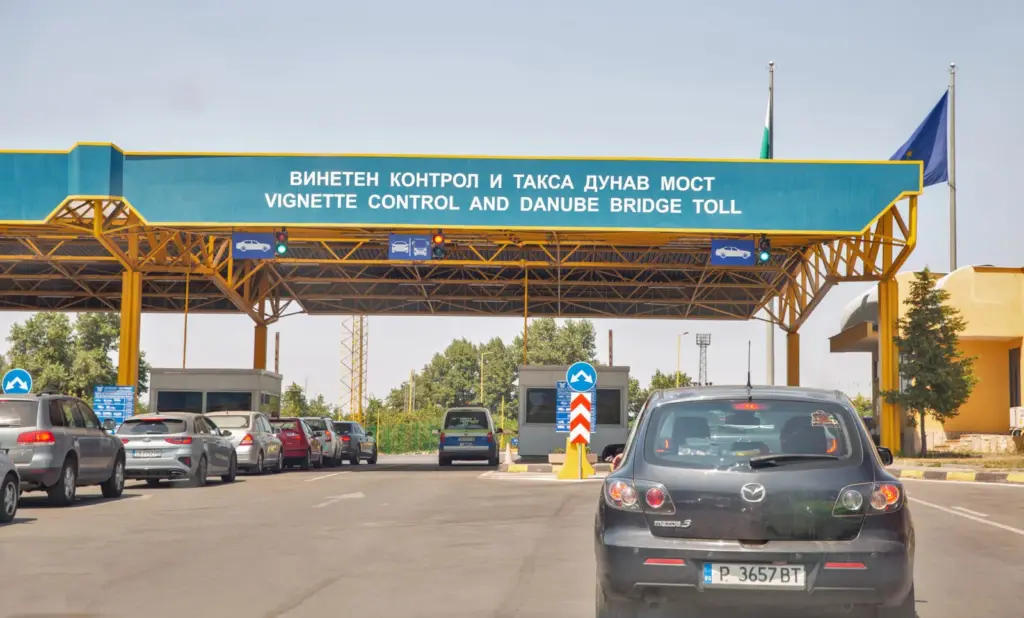 Eszméletlen állapotban találtak két határsértőre egy kamion rakterében Romániában
