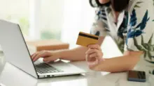 Manipulatív digitális trükkök: Így veszik rá a vásárlásra a neten