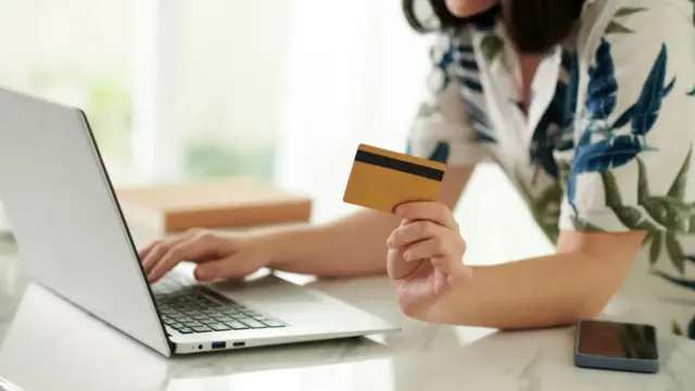Manipulatív digitális trükkök: Így veszik rá a vásárlásra a neten