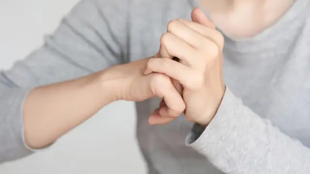 Valóban káros az ízületek ropogtatása? Tények és tévhitek