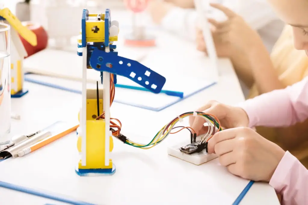 Óriásbuborékok és AI-robotok a pécsi Szamárfül Fesztiválon