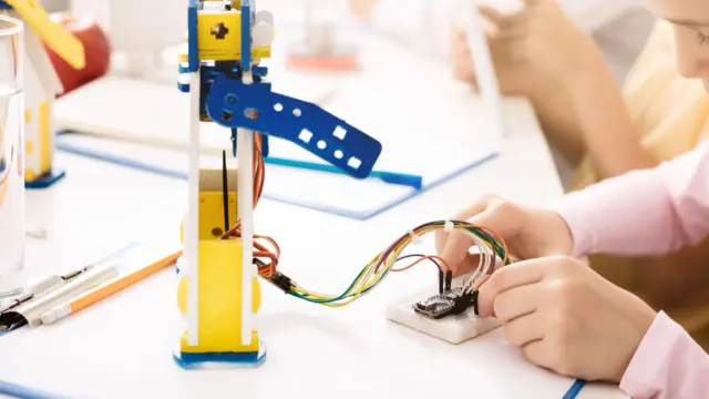 Óriásbuborékok és AI-robotok a pécsi Szamárfül Fesztiválon