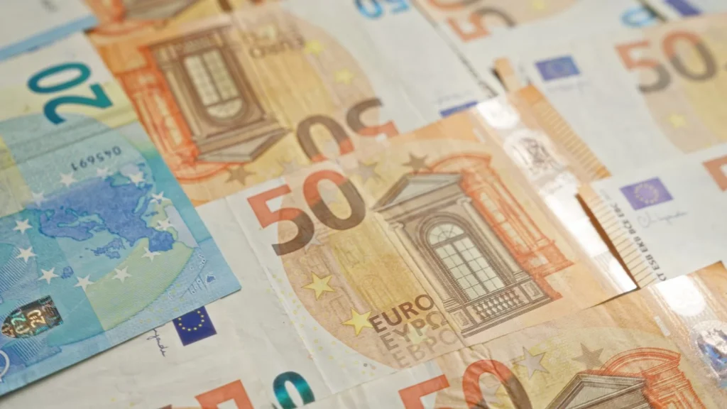 Javult a gazdasági hangulat az Európai Unióban és az euróövezetben