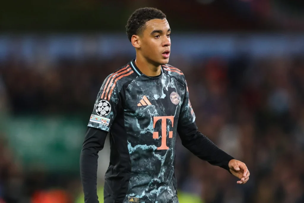 Neurológiai zavarral kezelik a Bayern München sztárját, Jamal Musialát
