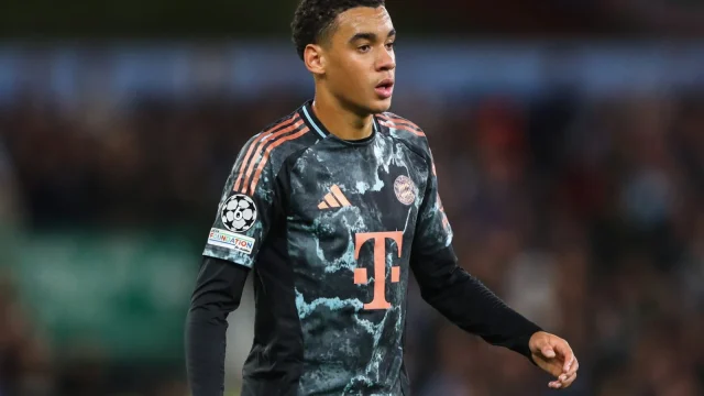 Neurológiai zavarral kezelik a Bayern München sztárját, Jamal Musialát