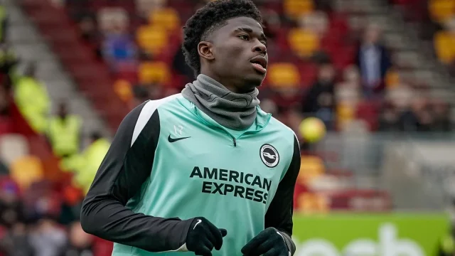 Carlos Baleba lehet a Manchester United új középpályása