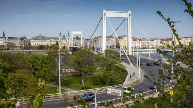 Középkori ágyúgolyó miatt korlátozták a forgalmat a budai Duna-parton