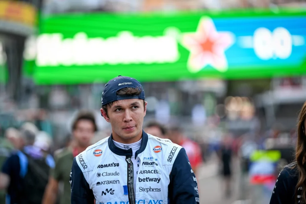 Alex Albon 2027-ben is a Williams pilótája marad