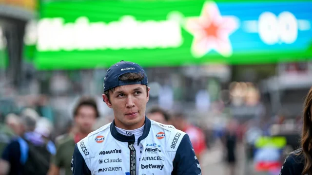 Alex Albon 2027-ben is a Williams pilótája marad