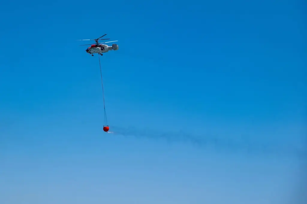 Tragikus helikopterbaleset Athénnál az erdőtüzek elleni harcban