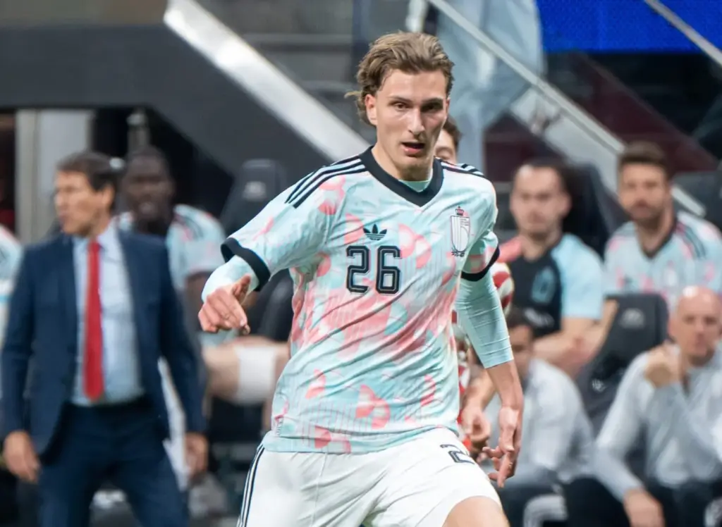 Mika Godts a PSG célkeresztjében: megállapodás az Ajax tehetségével