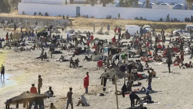 Tömeges tüntetés Ceuta partjainál: újabb migránshullám a spanyol exklávénál