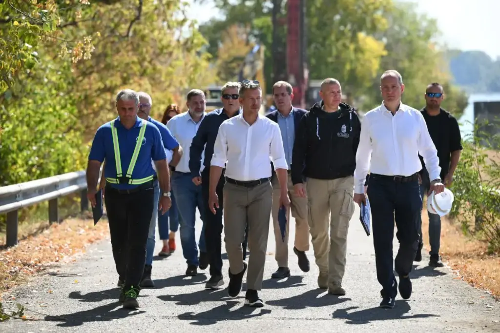 Emberfeletti munka folyik a paksi atomerőműnél a Duna alacsony vízállása miatt