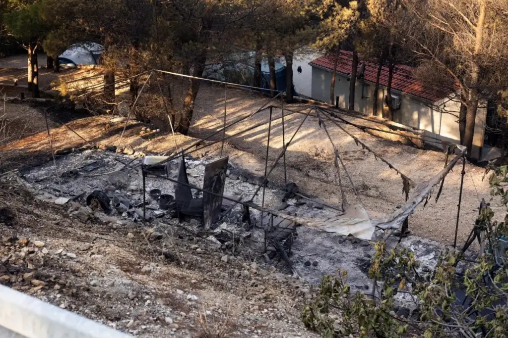 Erdőtűz fenyegeti a lakóházakat a horvátországi Dugi Otok szigetén