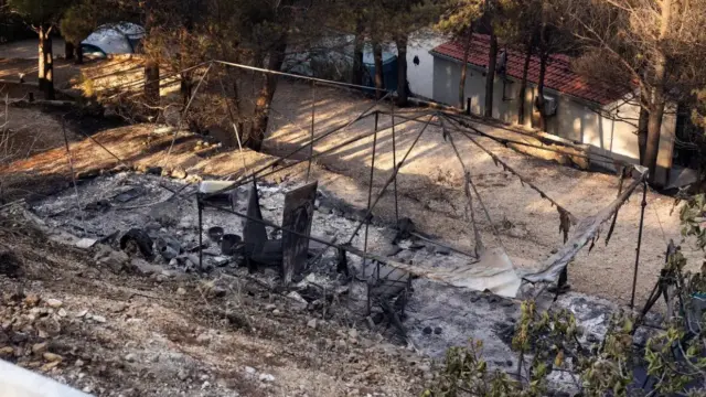 Erdőtűz fenyegeti a lakóházakat a horvátországi Dugi Otok szigetén