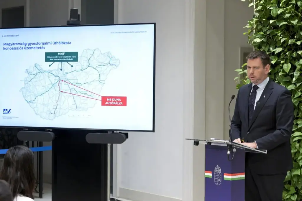 Felülvizsgálatot sürget az autópálya-koncessziók kapcsán Vitézy Dávid