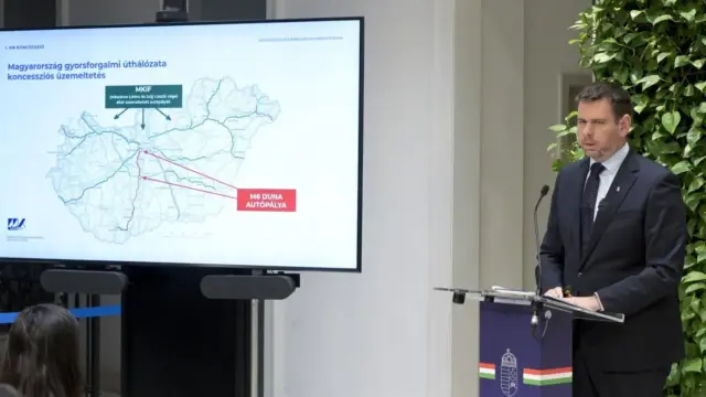 Felülvizsgálatot sürget az autópálya-koncessziók kapcsán Vitézy Dávid